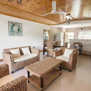 Flora's Self Catering Апартаменты